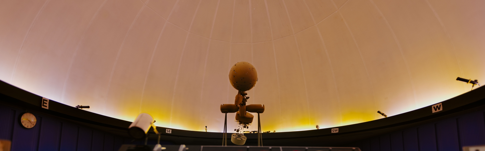 The planetarium dome and its control board